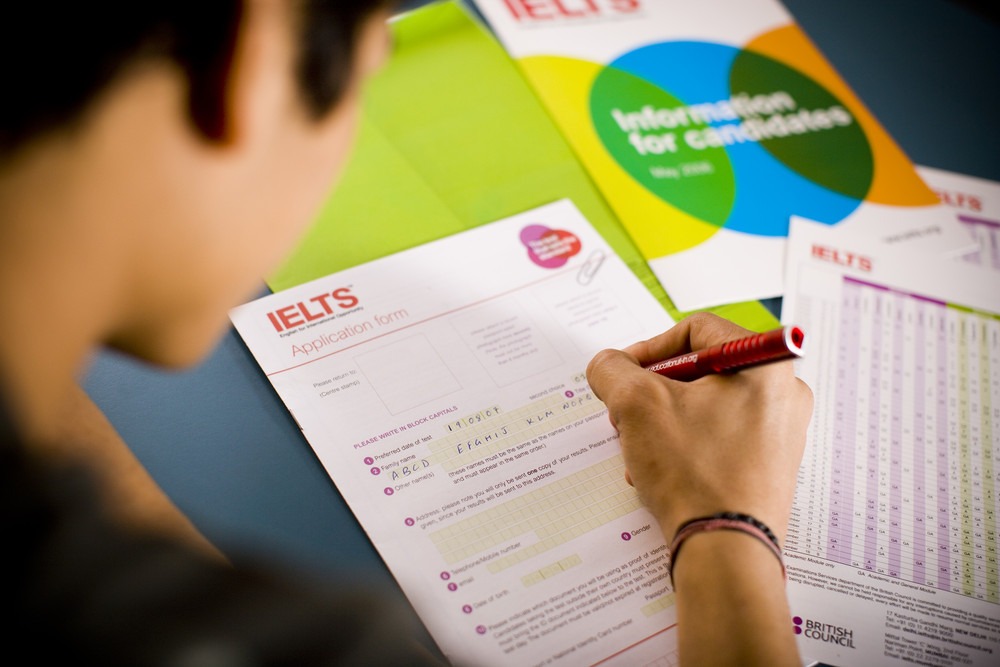 Nữ sinh ôn luyện 8.0 IELTS bằng các kênh miễn phí